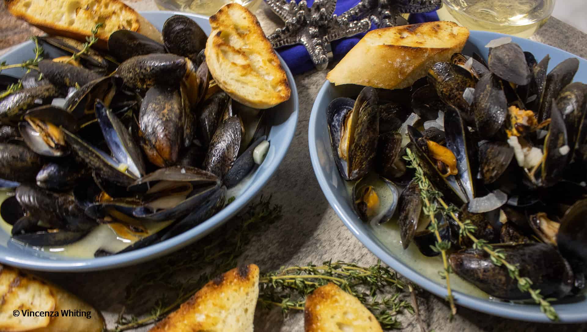 Quick Mussels Steamed in White Wine and Garlic Sauce Recipe Enza's