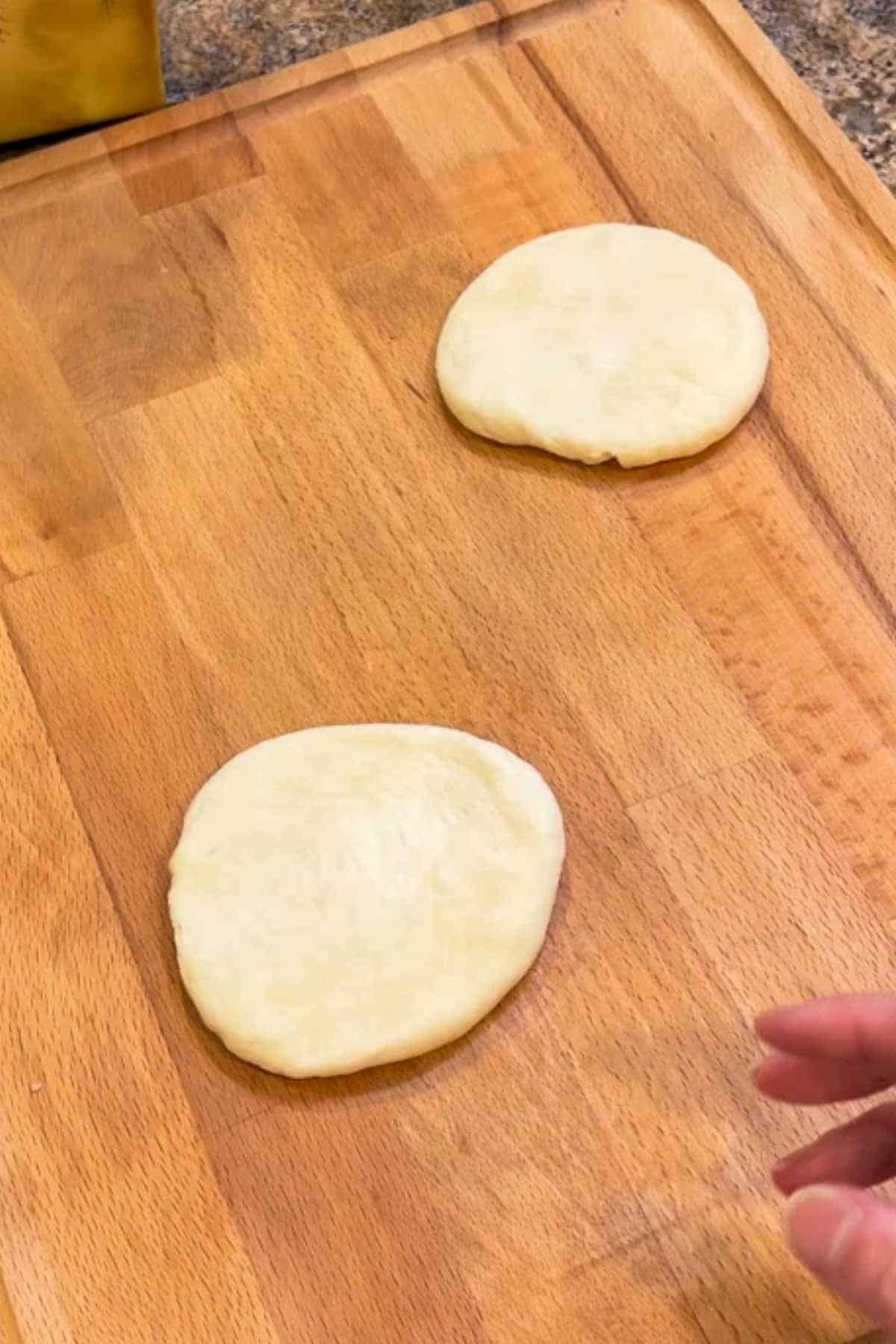 Flattened discs of dough for pizza fritta.